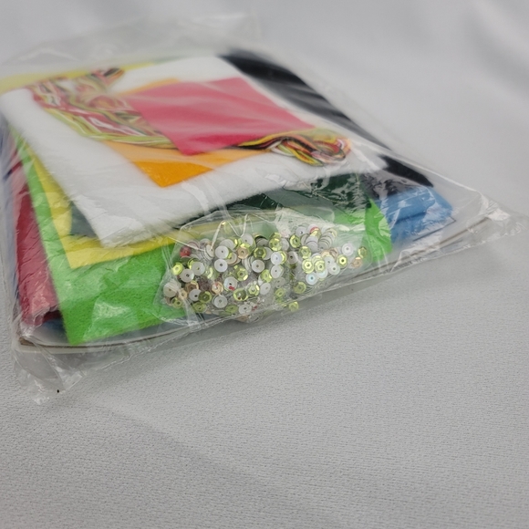 Merry Christmas Felt 15" x 20" Card Holder Kit 5104 By Design Works Crafts Inc - Picture 7 of 9